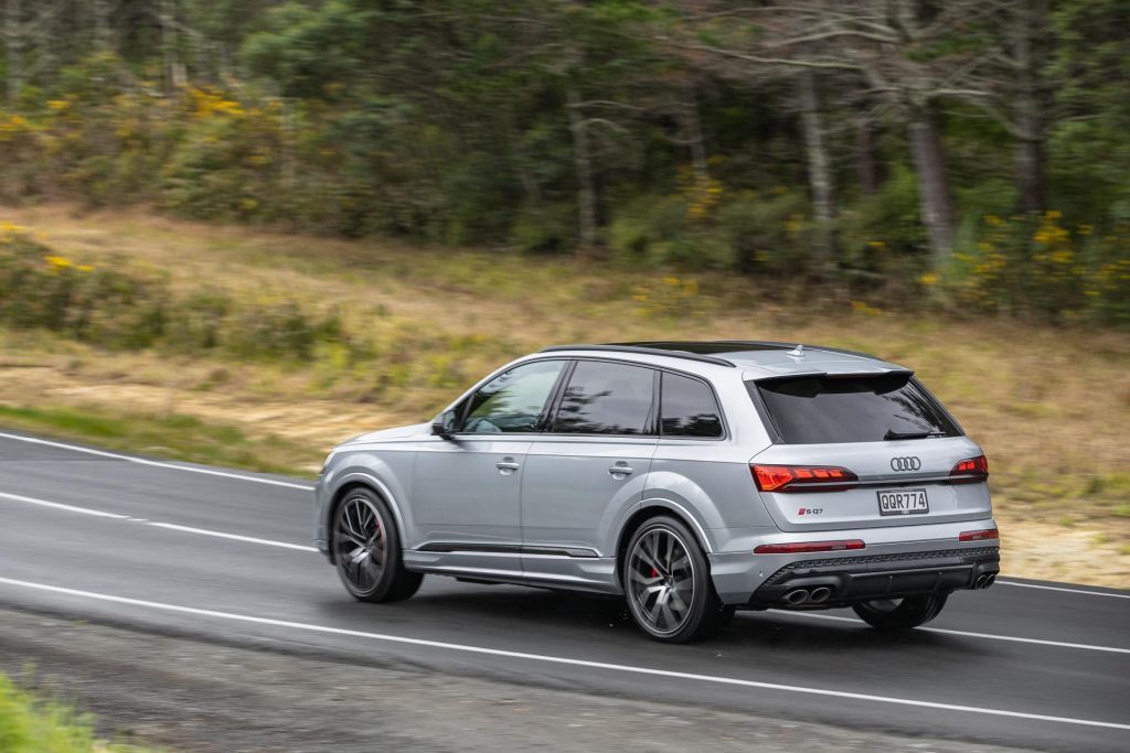 Rear panning shot of the 2024 Audi SQ7 TFSI