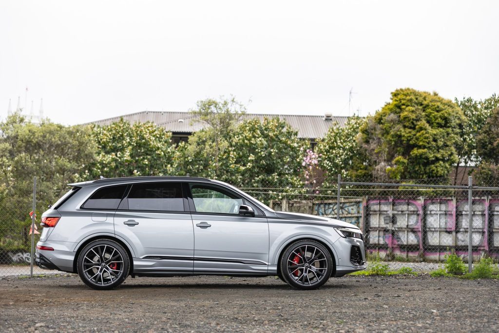 Side profile of the 2024 Audi SQ7 TFSI