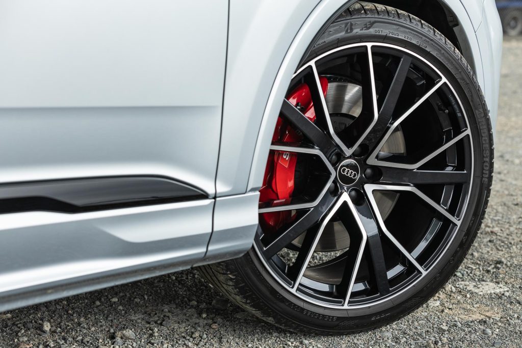 Wheel detail of the 2024 Audi SQ7 TFSI