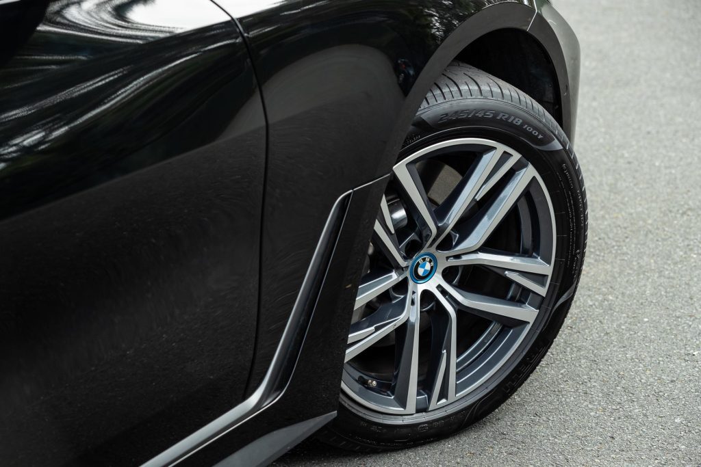 Wheel detail of the 2024 BMW i4 eDrive35