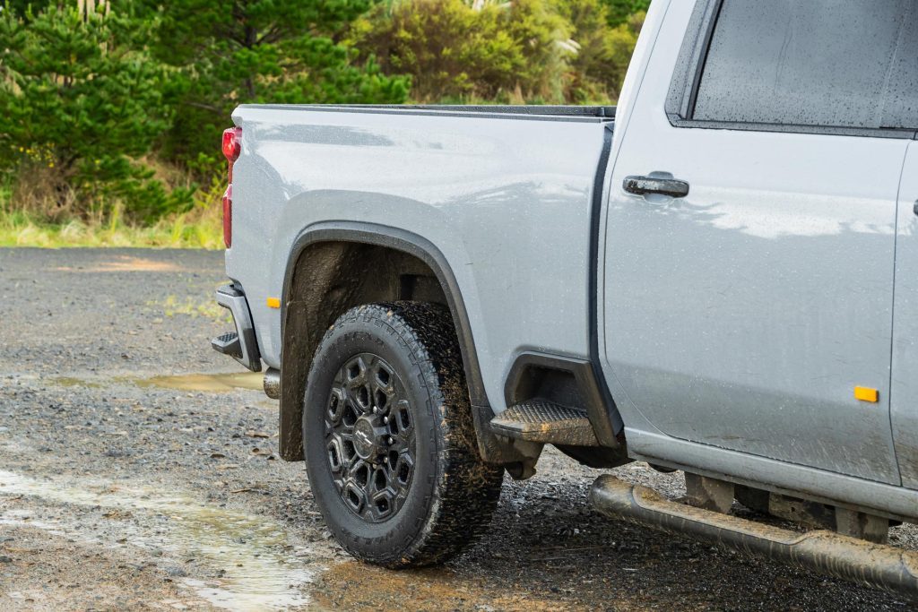 Rear guard and rear step of the 2024 Chevrolet Silverado 2500 HD