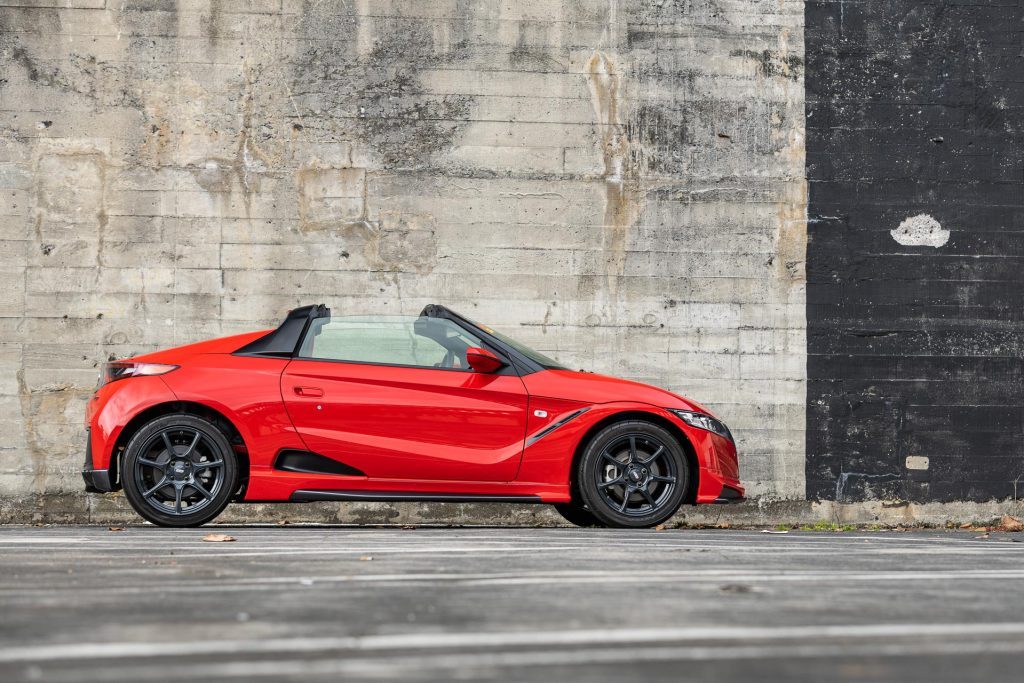 Side profile of the Honda S660 Mugen RA 2017