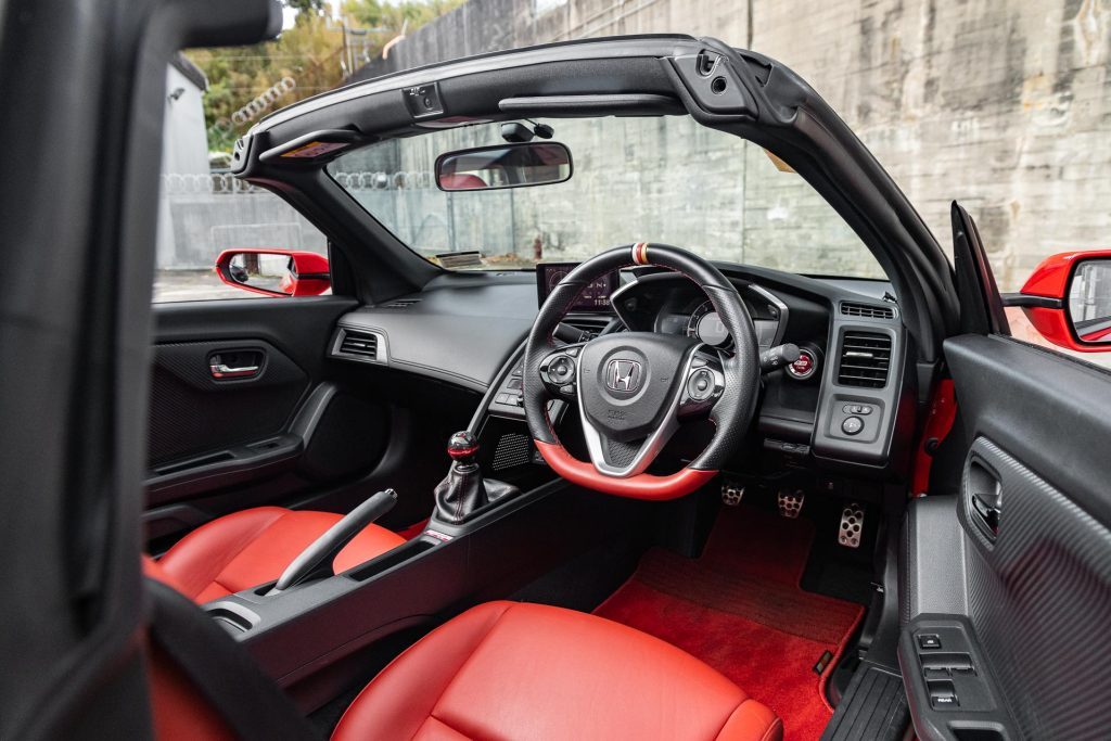 Wide interior space of the Honda S660 Mugen RA