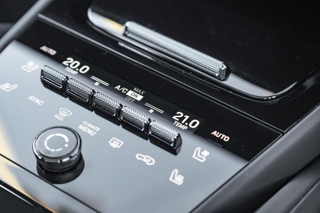 Central console buttons for AC in the 2024 Cayenne