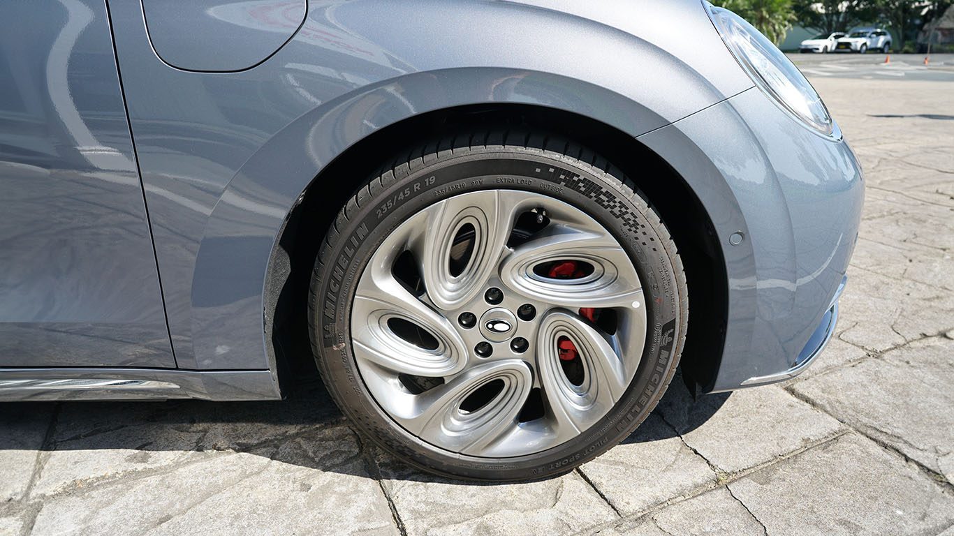 Nice rubber, and aero-look alloys for Ora Sport Dual Motor.