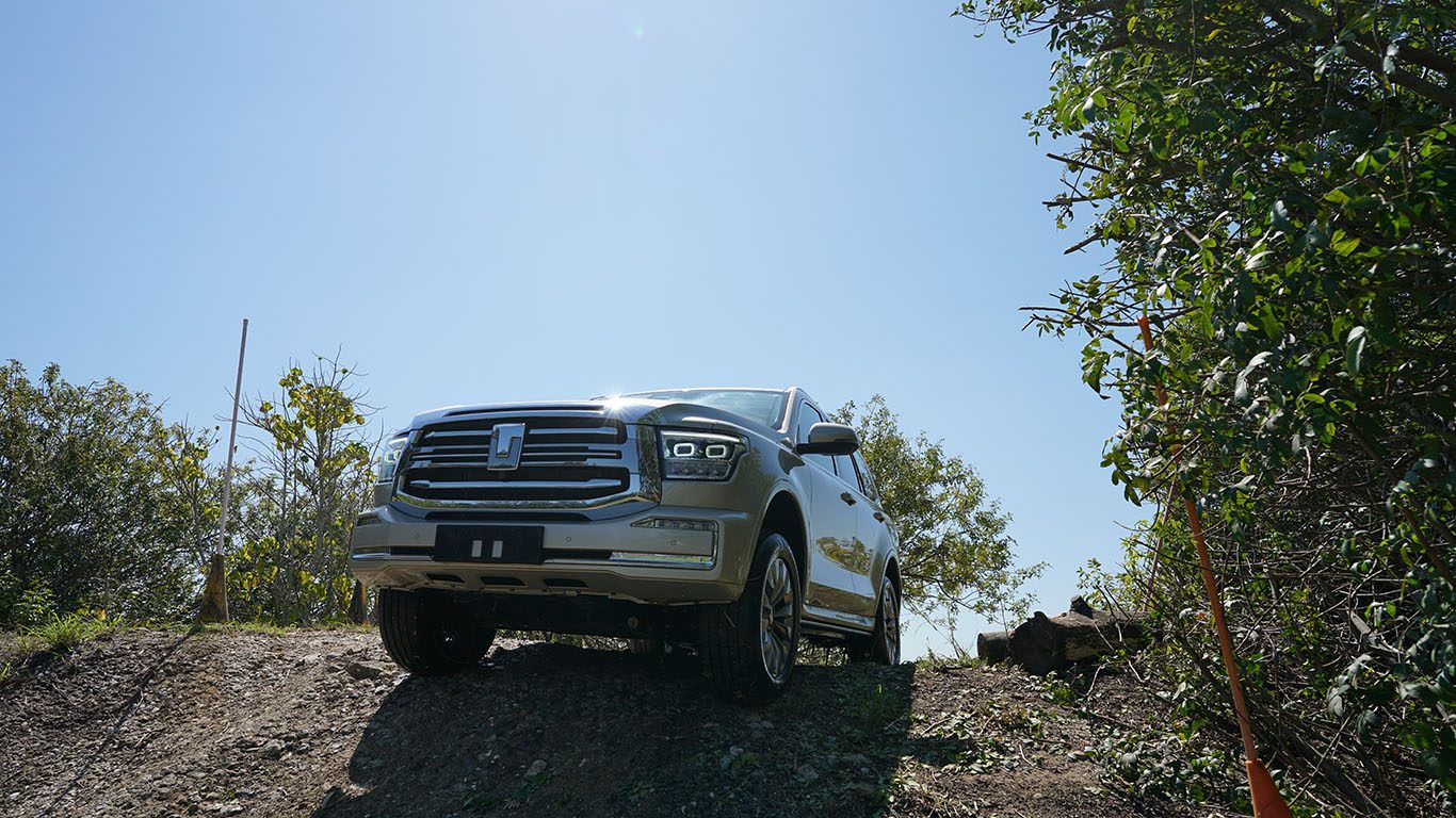 Cresting the hill in the Tank 500 Ultra PHEV.