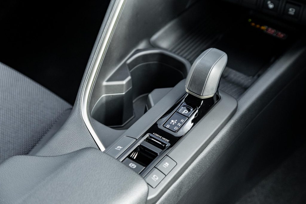 Gear shifter and centre console in the 2024 C-HR Toyota