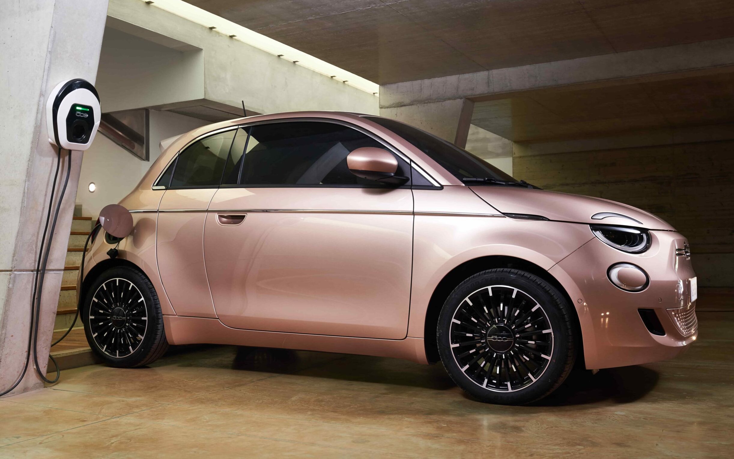 Fiat 500e pretty in pink.