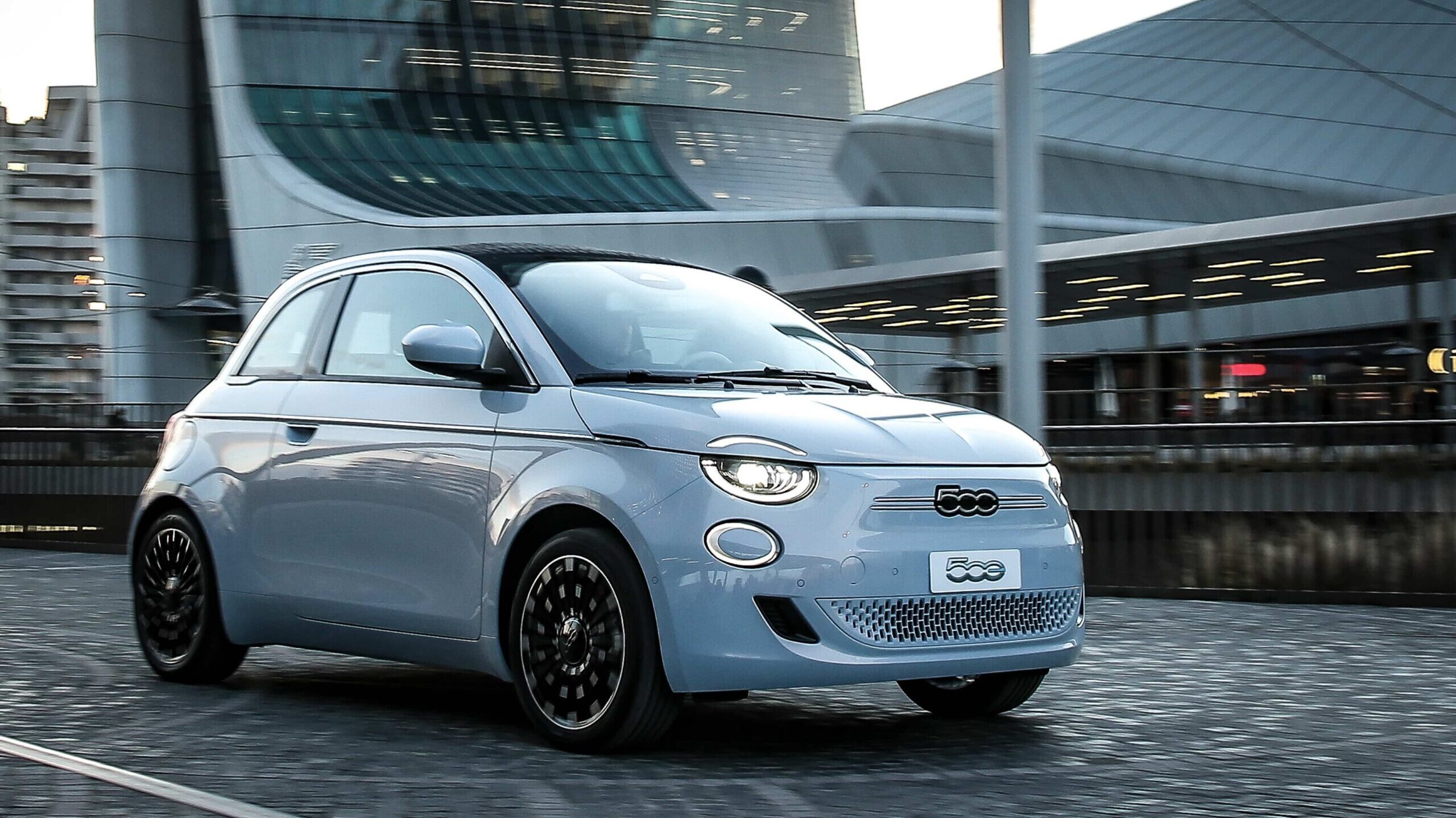 Fiat 500e speeding silently through the streets.