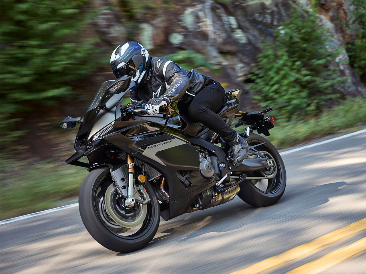 Yamaha YZF-R9 in black looks a bit odd to us.