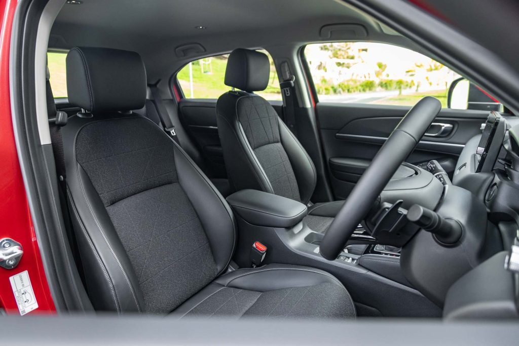 Wide front interior of the new HR-V