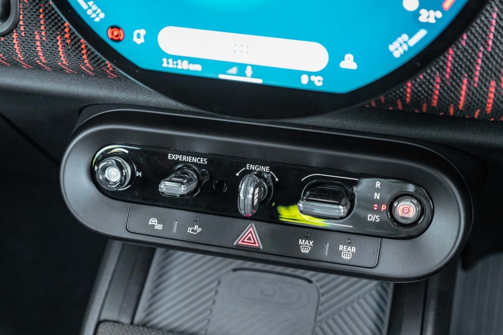 Transmission controls of the Mini JCW Countryman