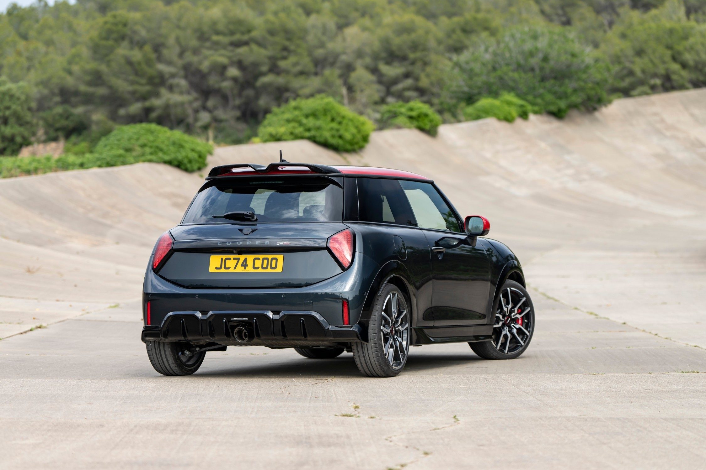 Diffuser and spoiler plus central exhaust for JCW Mini.