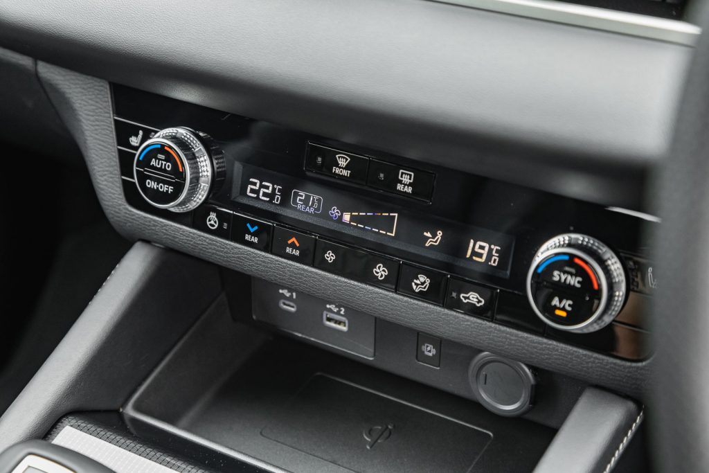 Air conditioning controls of the latest Mitsubishi Outlander