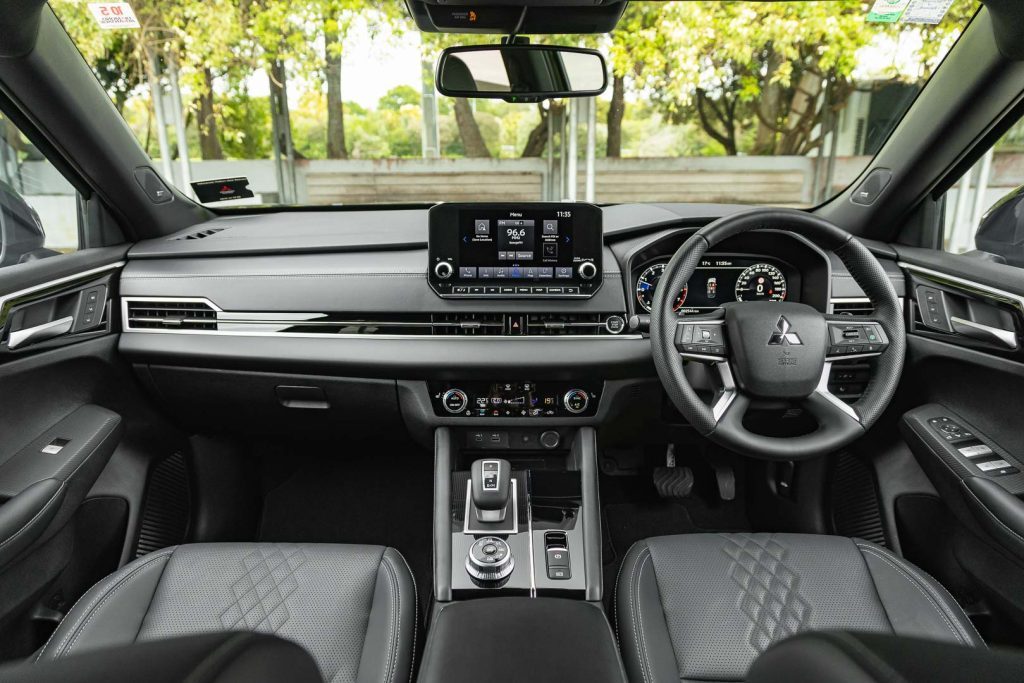 Wide interior view of the Outlander 2024, in Exceed trim