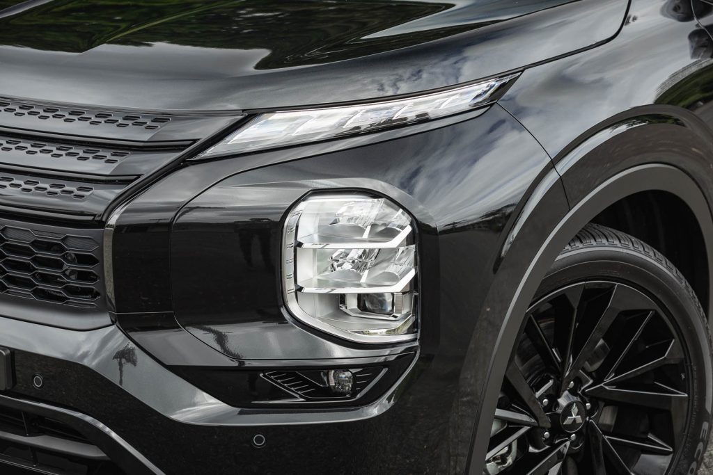 Mitsubishi Outlander 2024 headlight detail