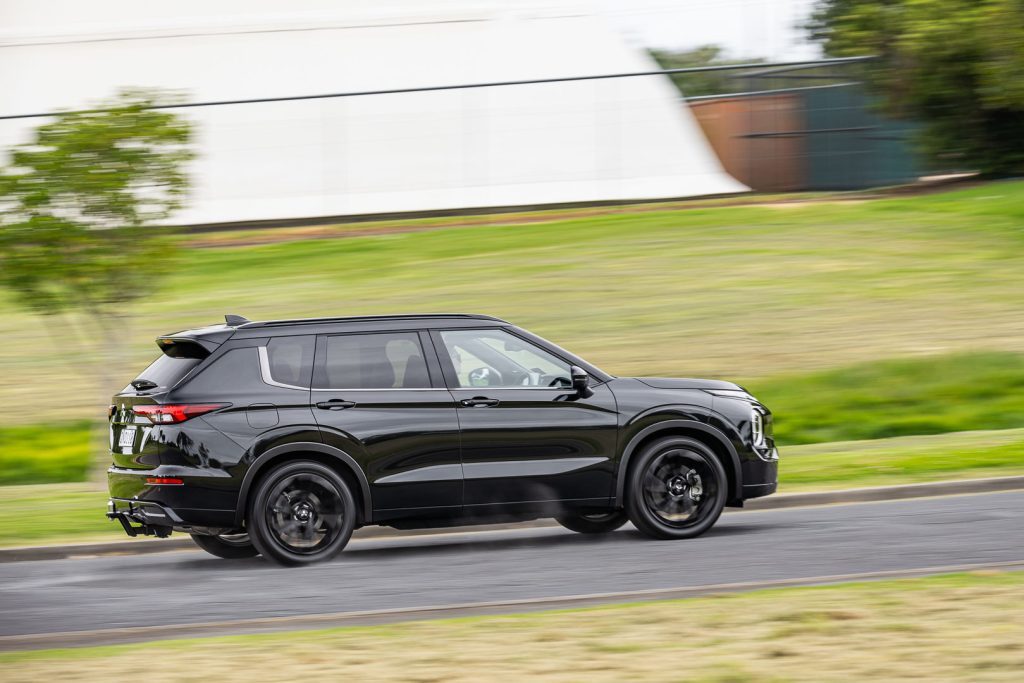 Mitsubishi Outlander 2.5 Exceed 4WD in black, panning action side shot