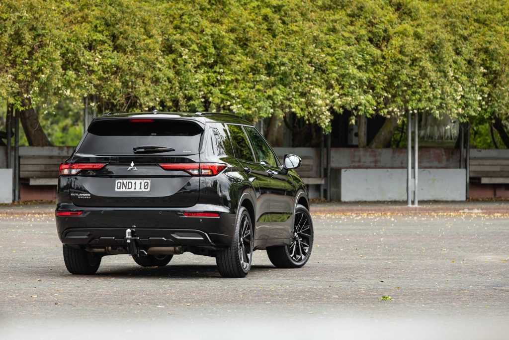 Rear quarter angle of the Mitsubishi Outlander 2.5 Exceed 4WD in black