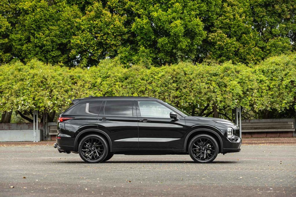 Side profile of the Mitsubishi Outlander Exceed 2.5