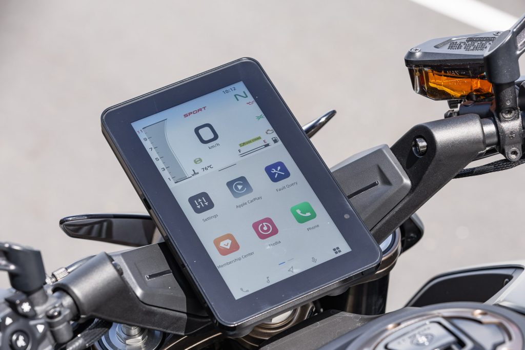 Large TFT screen on CFMOTO bike