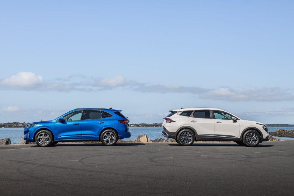 Ford Escape ST-Line X FHEV AWD vs Kia Sportage HEV Earth, side by side comparison