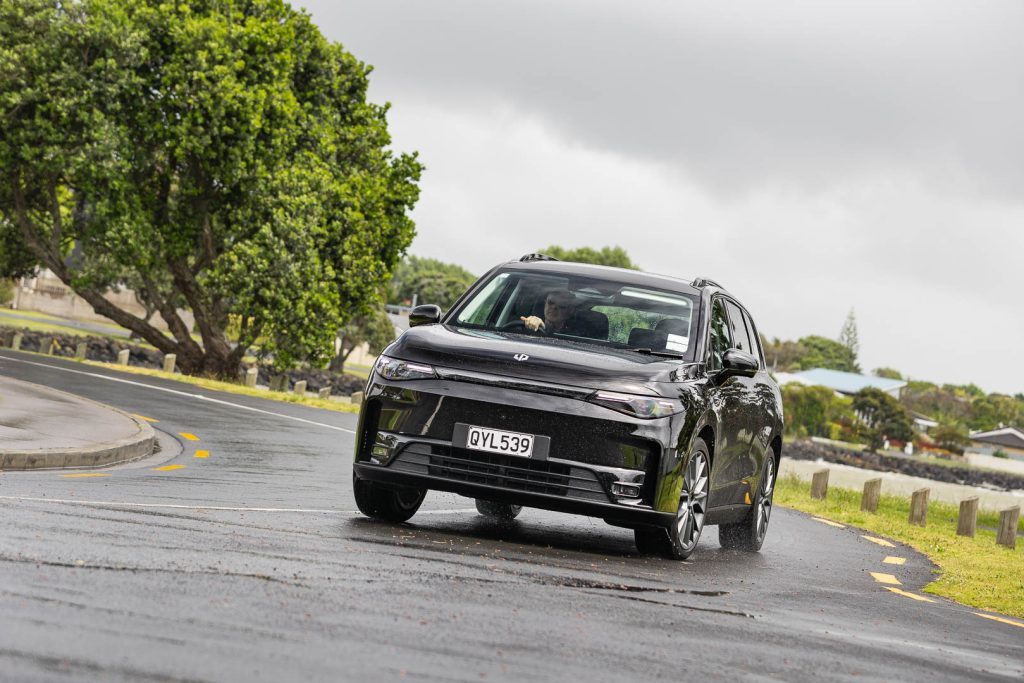 Leapmotor C10 in black, taking a corner in the wet