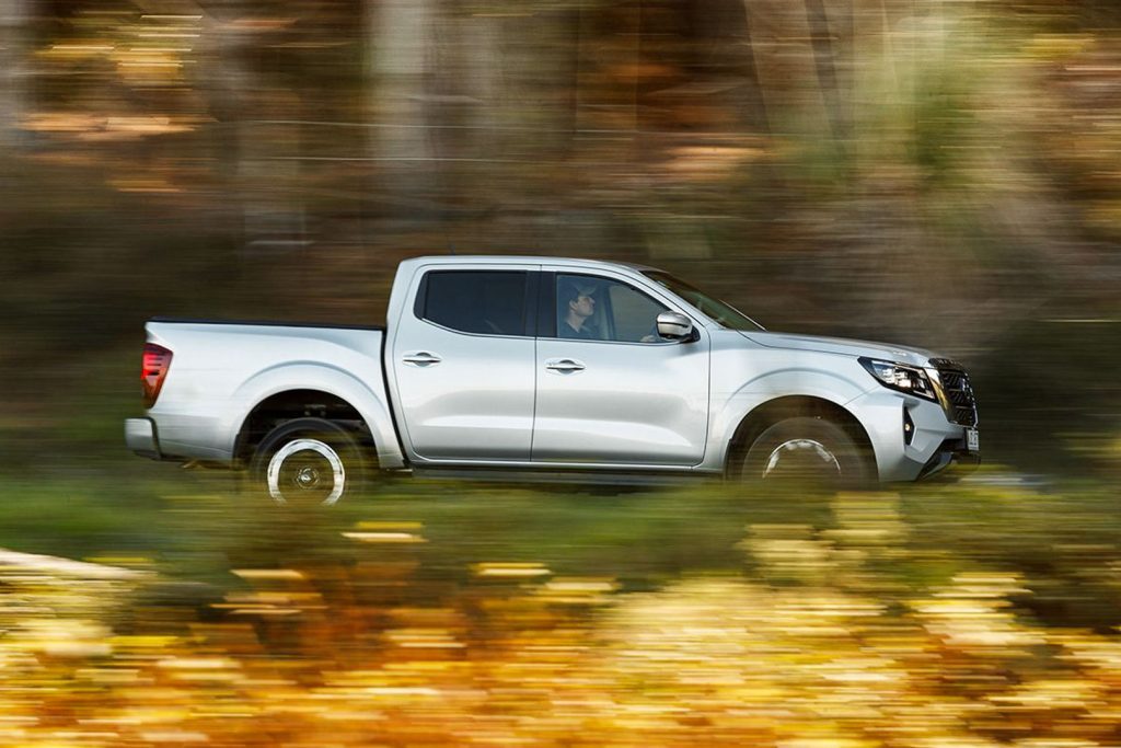 Nissan Navara ST-X silver panning