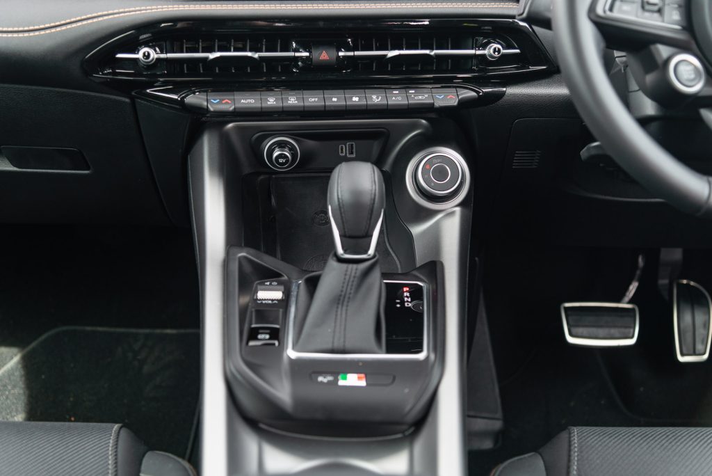 Gear shifter in the Tonale 2024