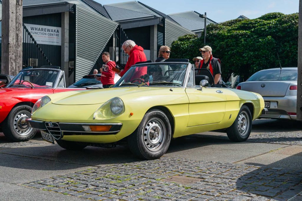 Alfa Romeo Spider 2000 in yellow