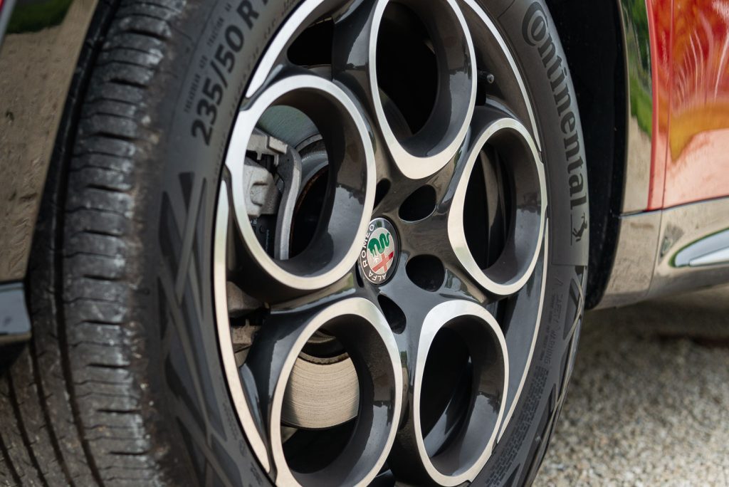 Wheel detail with 5 circles on the ALfa Tonale