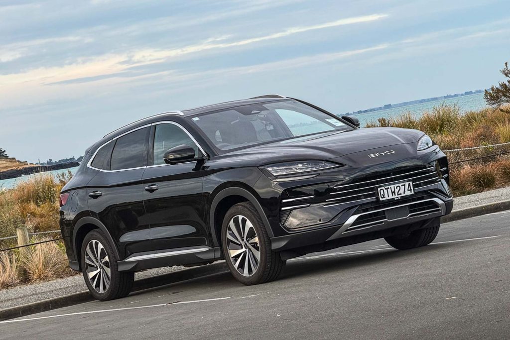 2024 BYD Sealion 6 Dynamic PHEV in black, parked in a carpark