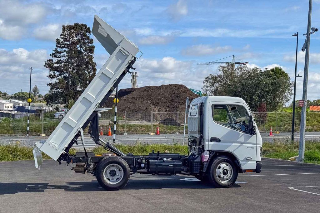 Fuso Canter 616T City Tipper tray extended