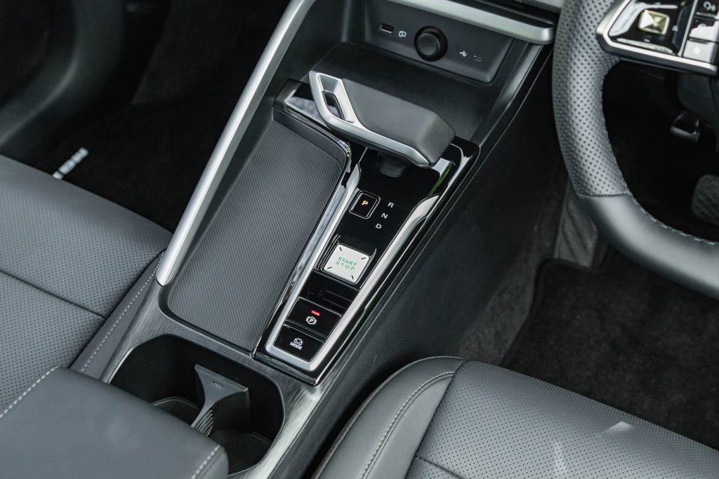 Gear selector in centre console of the 2024 MG ZS Hybrid+ Essence