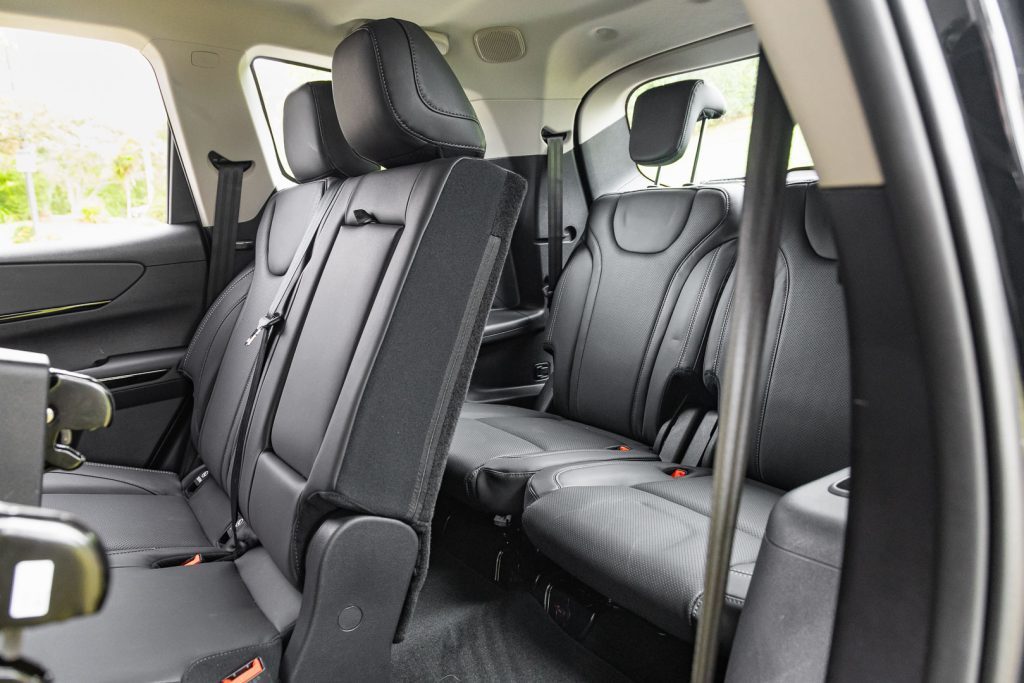 Middle and third seat rows inside the 2024 Mahindra XUV600 AX7L